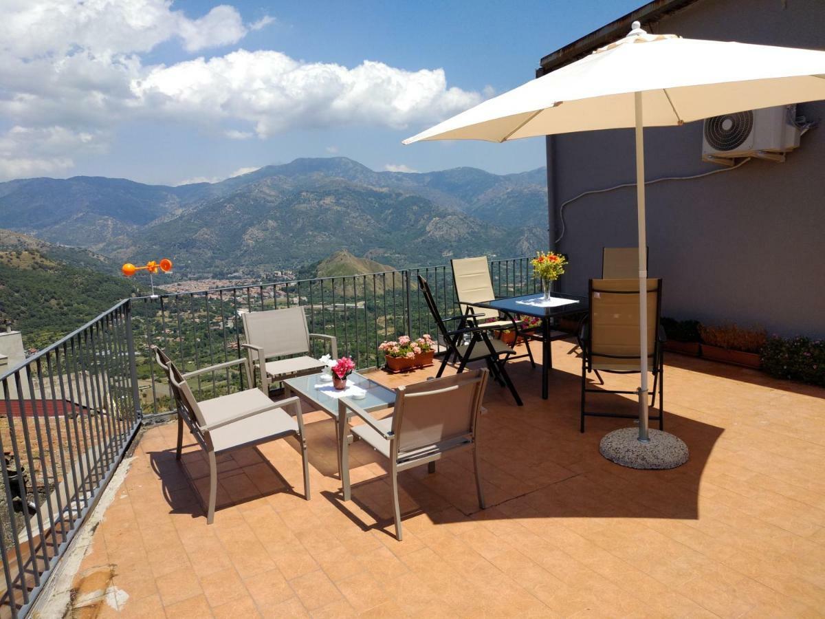 Casa Donna Franca Apartment Castiglione De Sicilia Bagian luar foto